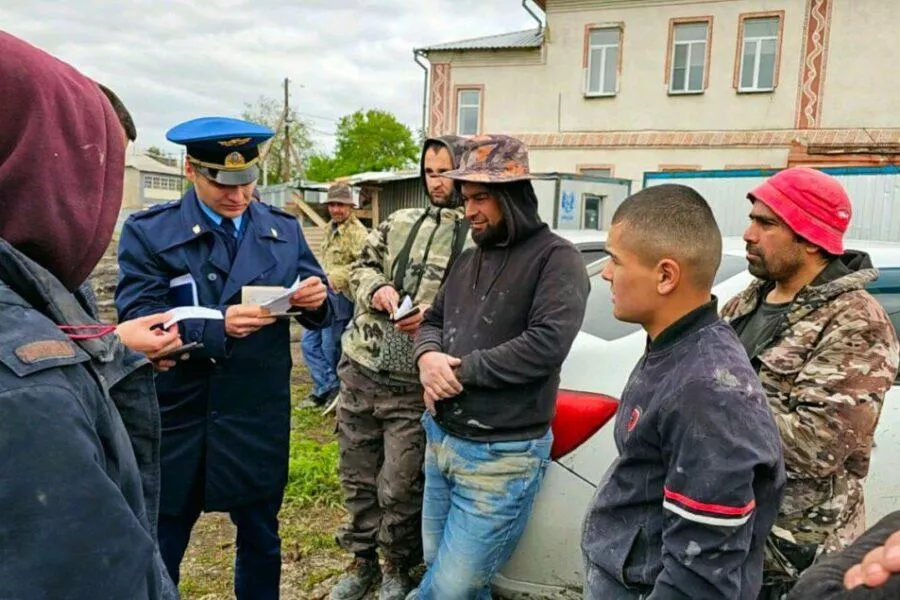 Еще 45 нелегальных мигрантов отправили на родину из Новосибирской области