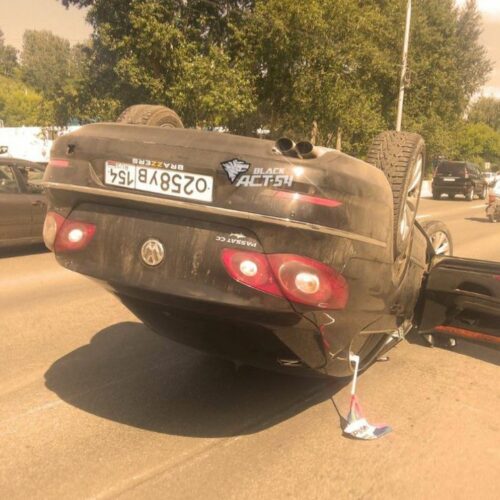 Лихач на Volkswagen Passat на высокой скорости перевернулся в Новосибирске