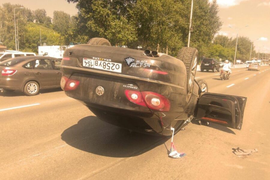 Лихач на Volkswagen Passat на высокой скорости перевернулся в Новосибирске