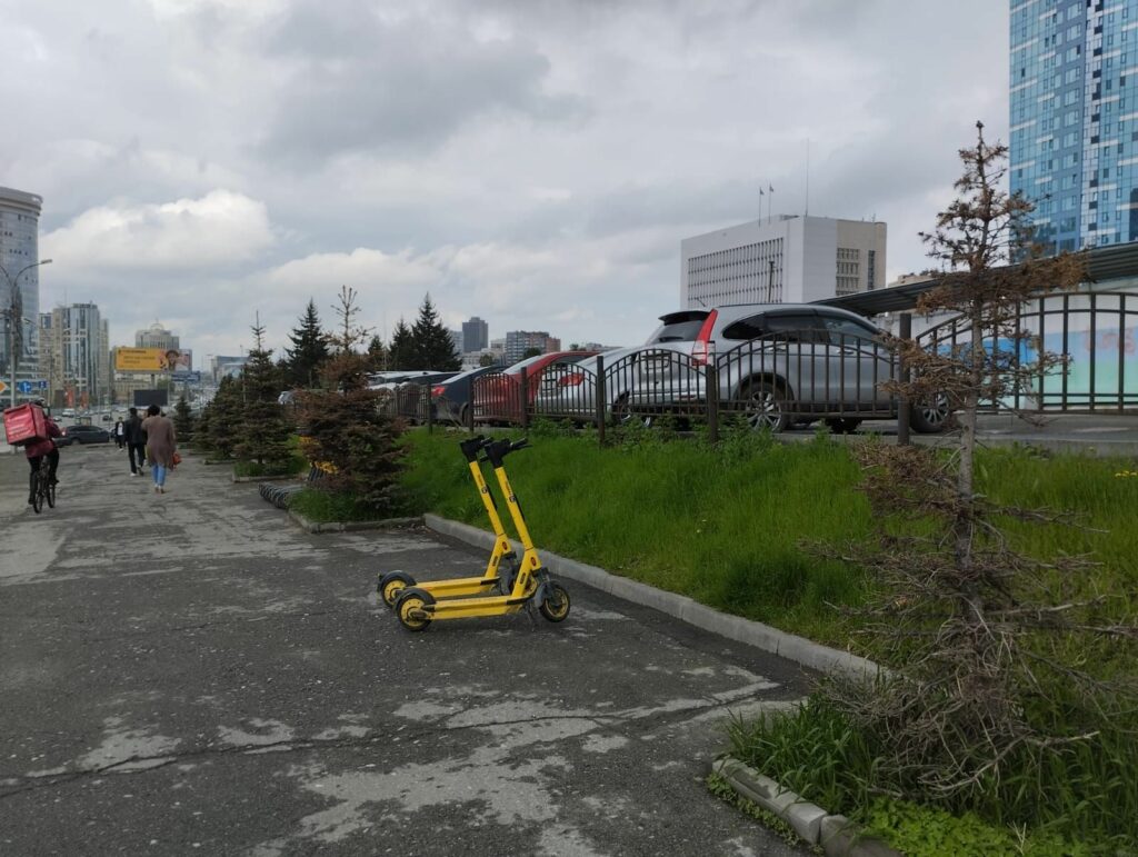 Самокатчики проходят тест Струпа на внимательность в Новосибирске