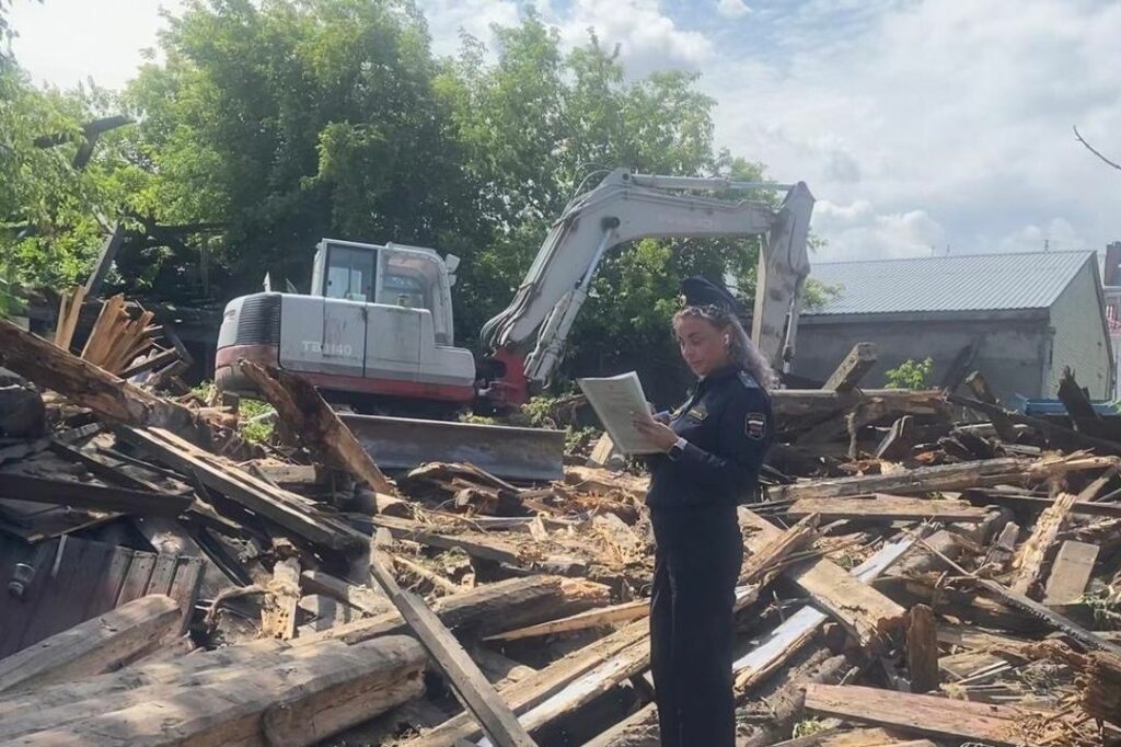 Опасное здание в Новосибирске снесли после вмешательства приставов