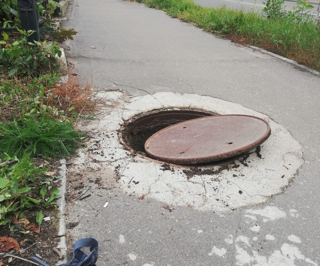 Ребенок провалился в люк на левом берегу Новосибирска