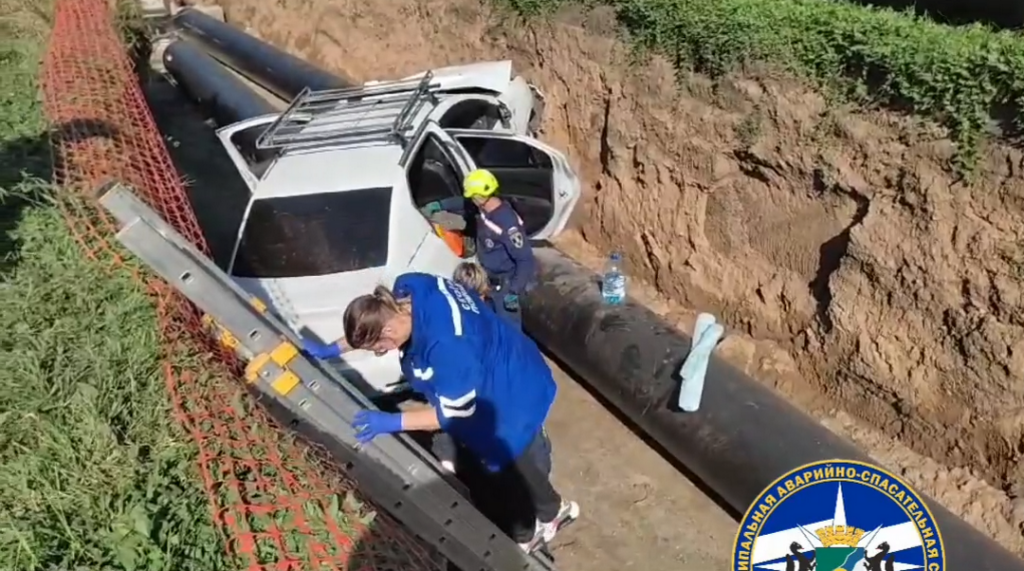 Спасатели вытащили автомобиль из траншеи теплотрассы в Новосибирске