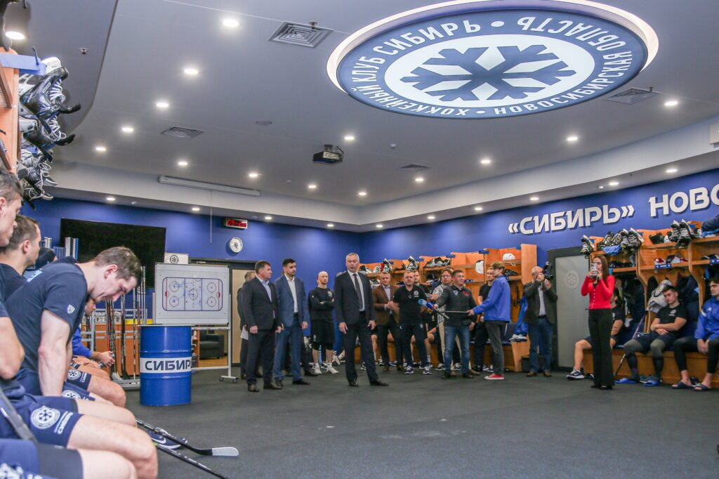 Губернатор поставил задачу пройти в плей-офф перед ХК «Сибирь»
