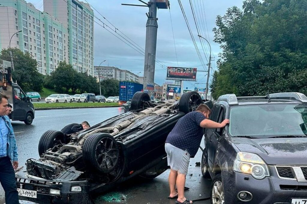 Ниссан перевернулся на крышу после ДТП в центре Новосибирска