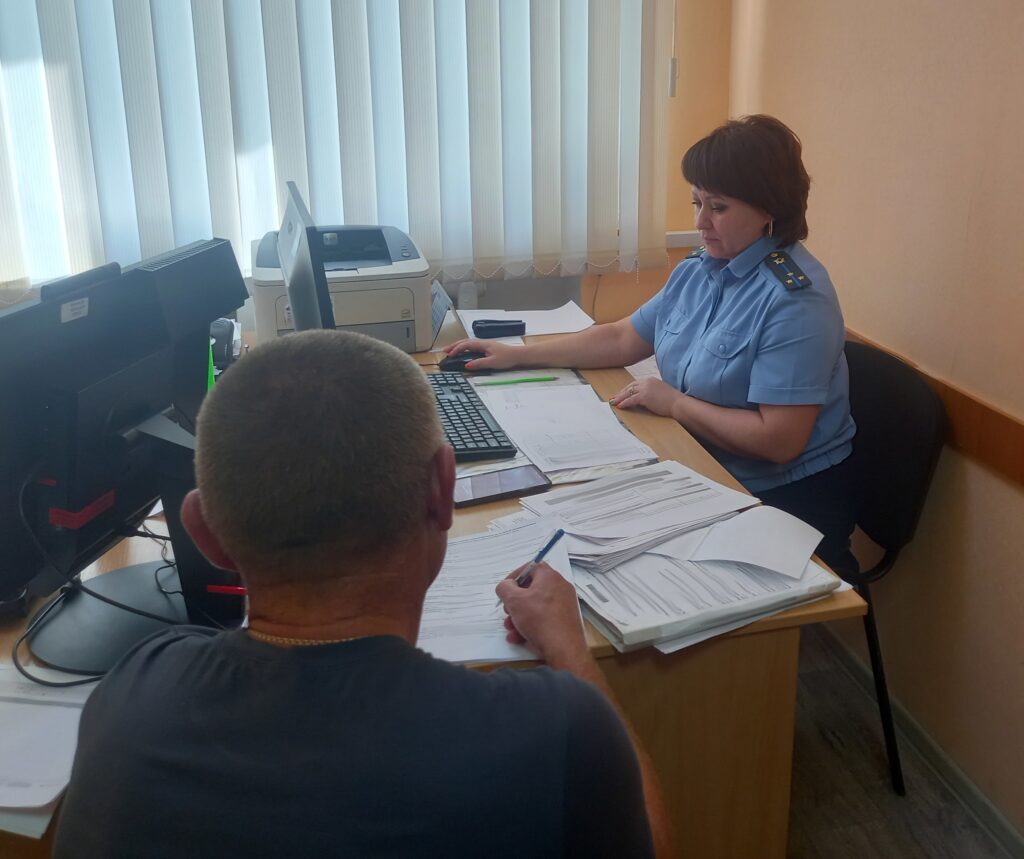 Алиментщика нашли в лесу на пеньке в Новосибирской области