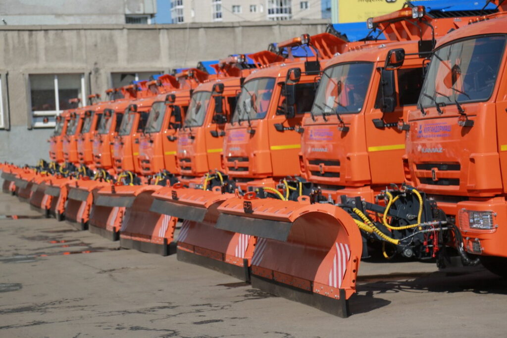 Для уборки улиц Новосибирска до конца года закупят 103 машины