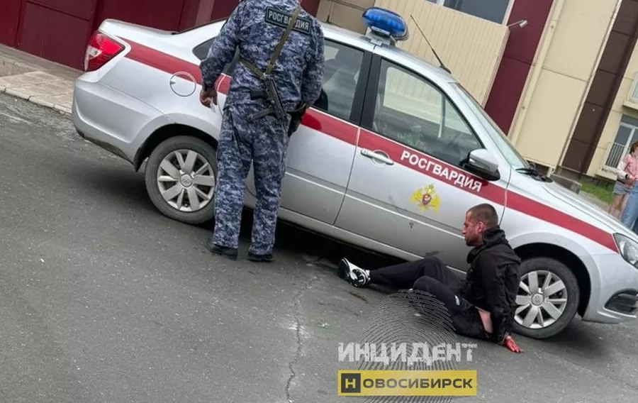 Неадекват разбил балкон и угрожал всем на улице в Новосибирске