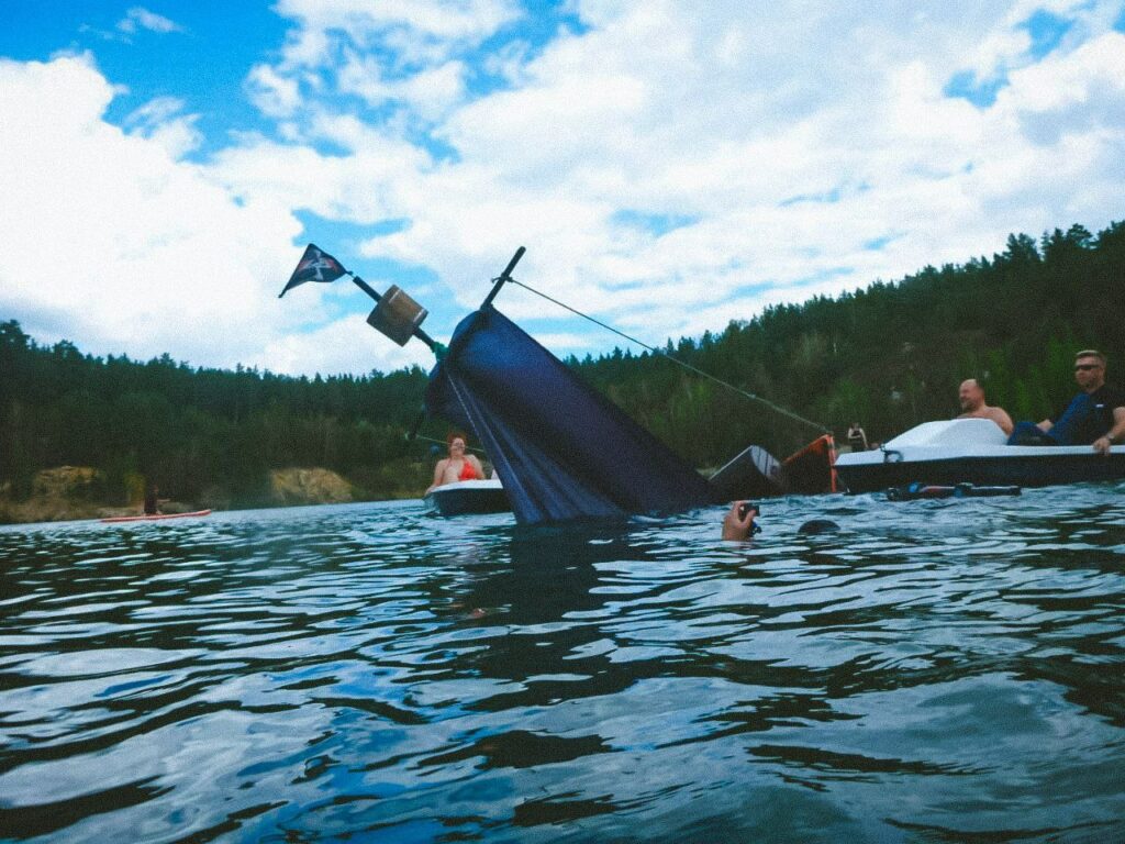 Дайверы затопили пиратскую лодку в мраморном карьере под Новосибирском