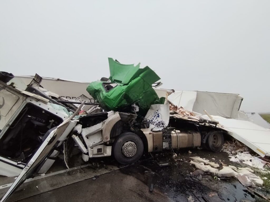 Смертельное ДТП с участием двух грузовиков произошло в Новосибирской области