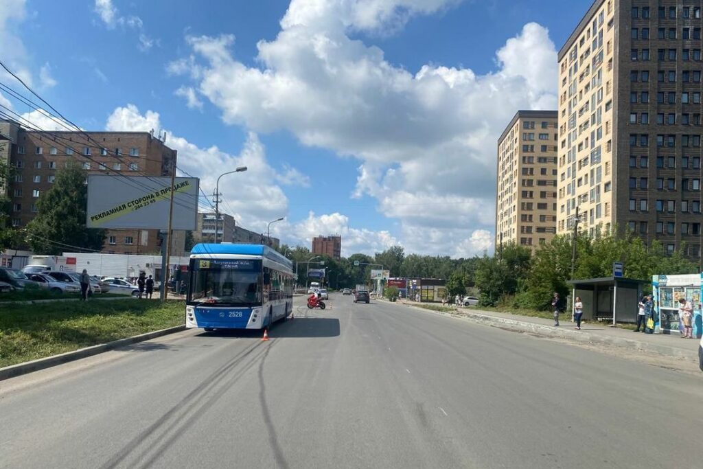 Кусок мотоцикла попал в троллейбус с людьми после опрокидывания в Новосибирске