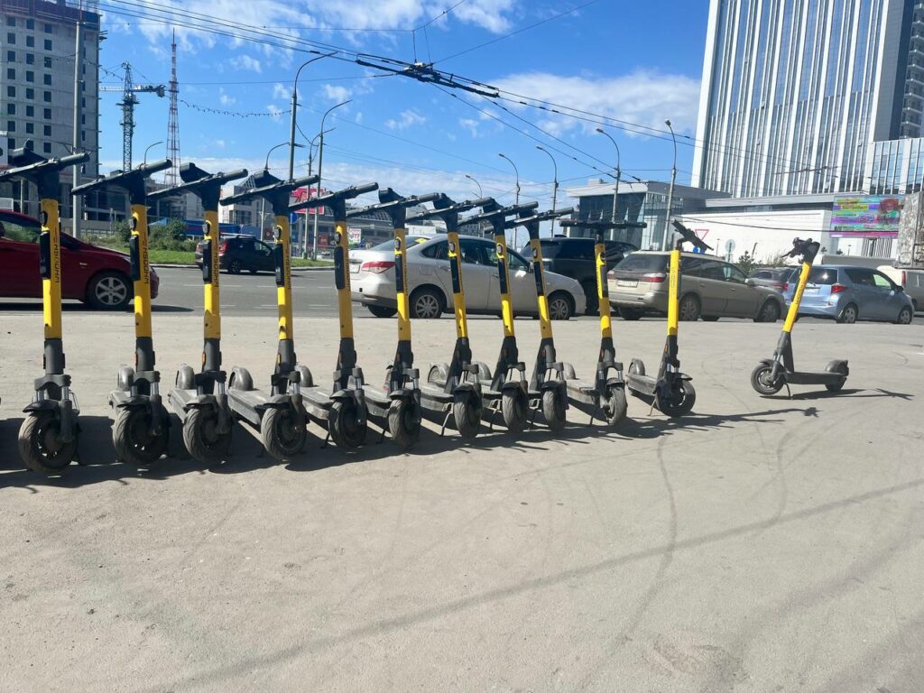 100 тысяч за неправильную парковку самоката в Новосибирске заплатила компания «ВУШ»