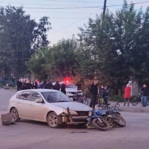 Подросток на мотоцикле врезался в иномарку в Новосибирске