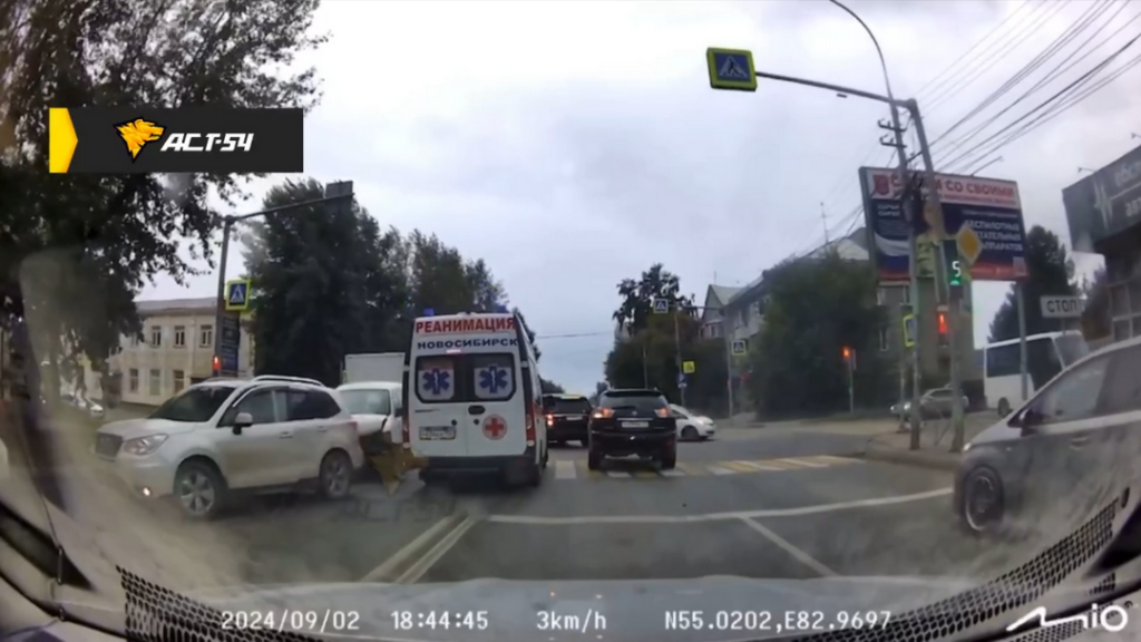 Водители столкнулись друг с другом, пропуская реанимобиль в Новосибирске