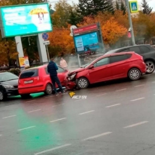 Массовое ДТП произошло на площади Ленина в Новосибирске