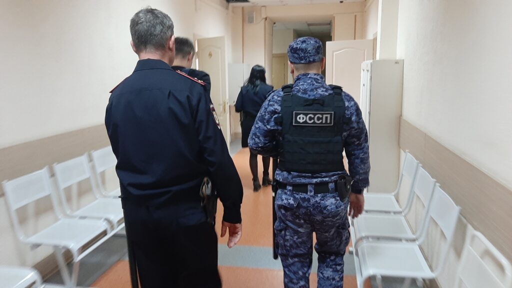 Девушка попыталась через поцелуй передать наркотики подсудимому в суде Новосибирска