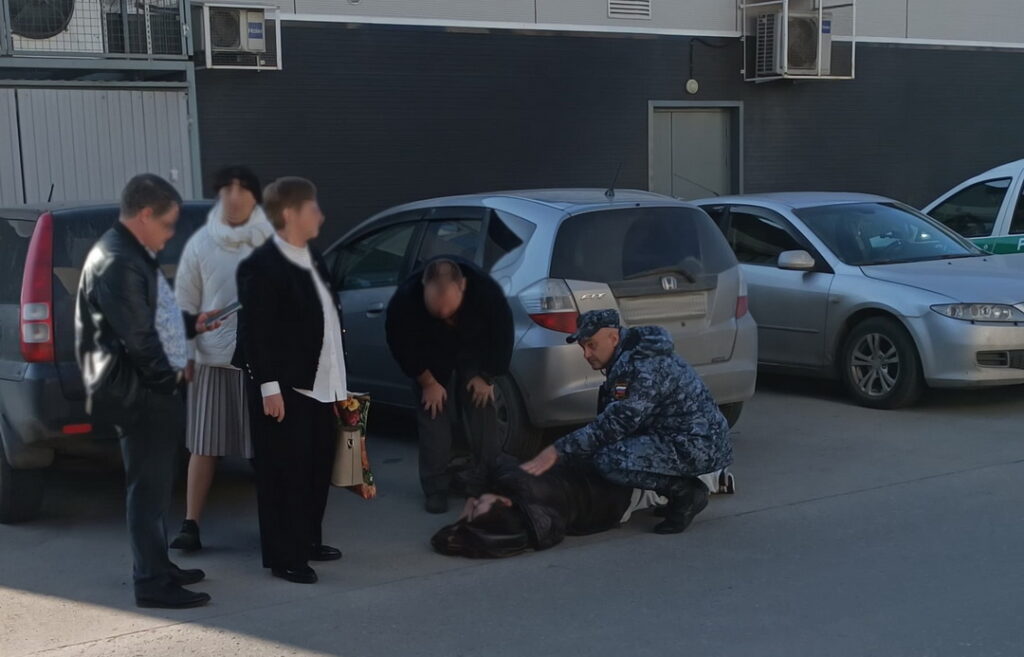 В Новосибирске приставы пришли на помощь человеку с эпилепсией