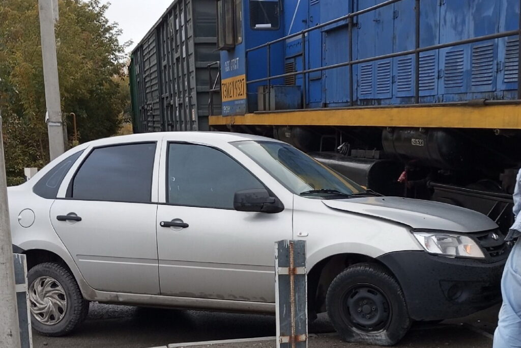 В Новосибирске легковушка врезалась в поезд