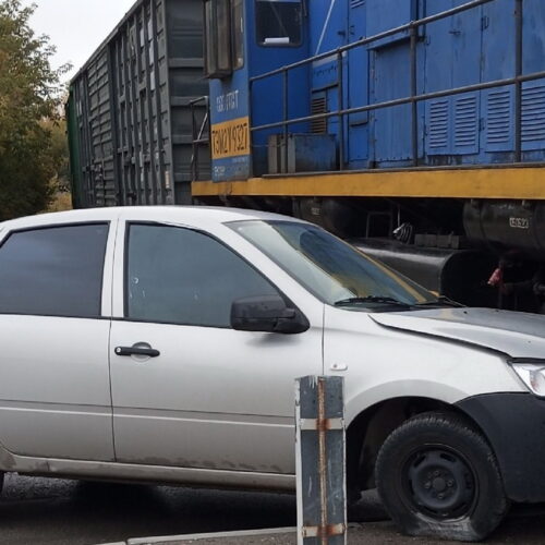 В Новосибирске легковушка врезалась в поезд