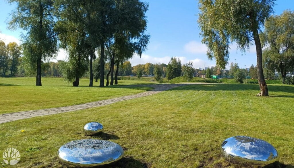 Зеркальные блестящие фигуры установили в парке «Арена» в Новосибирске