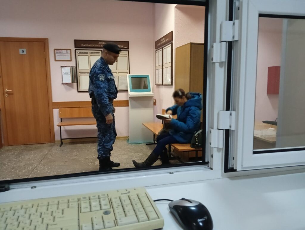 Пристав подарил обувь должнице для похода в суд