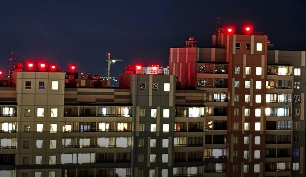 Высотки около аэропорта Толмачево оборудовали огнями для самолетов