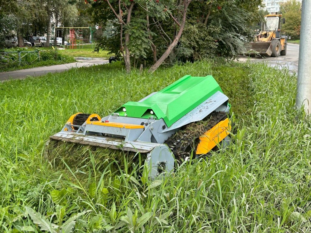 Беспилотная газонокосилка убрала улицу в Советском районе Новосибирска