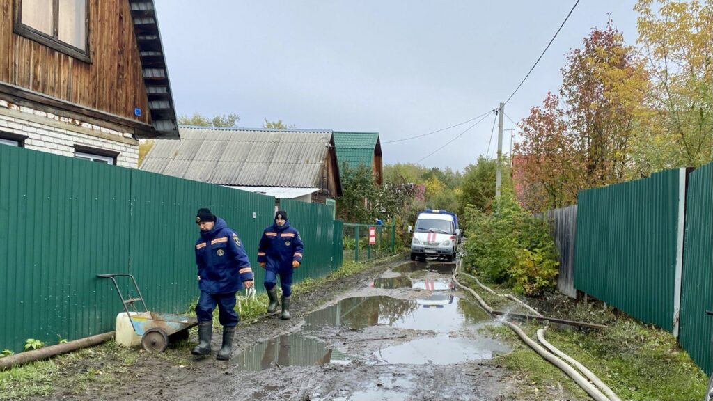 Пятый день спасатели откачивают воду из СНТ в Новосибирске
