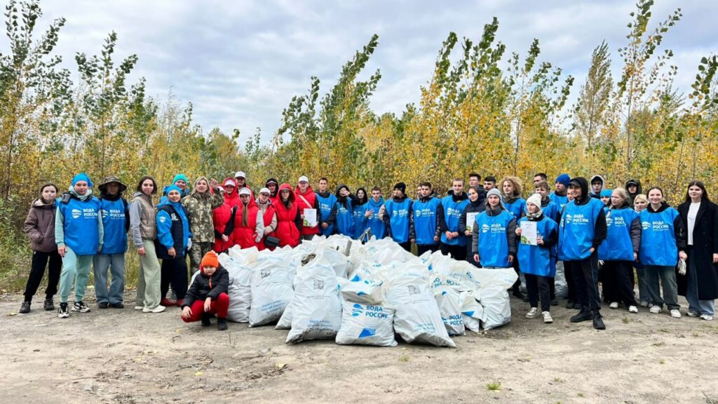 60 мешков мусора собрали волонтёры под Бугринским мостом Новосибирска