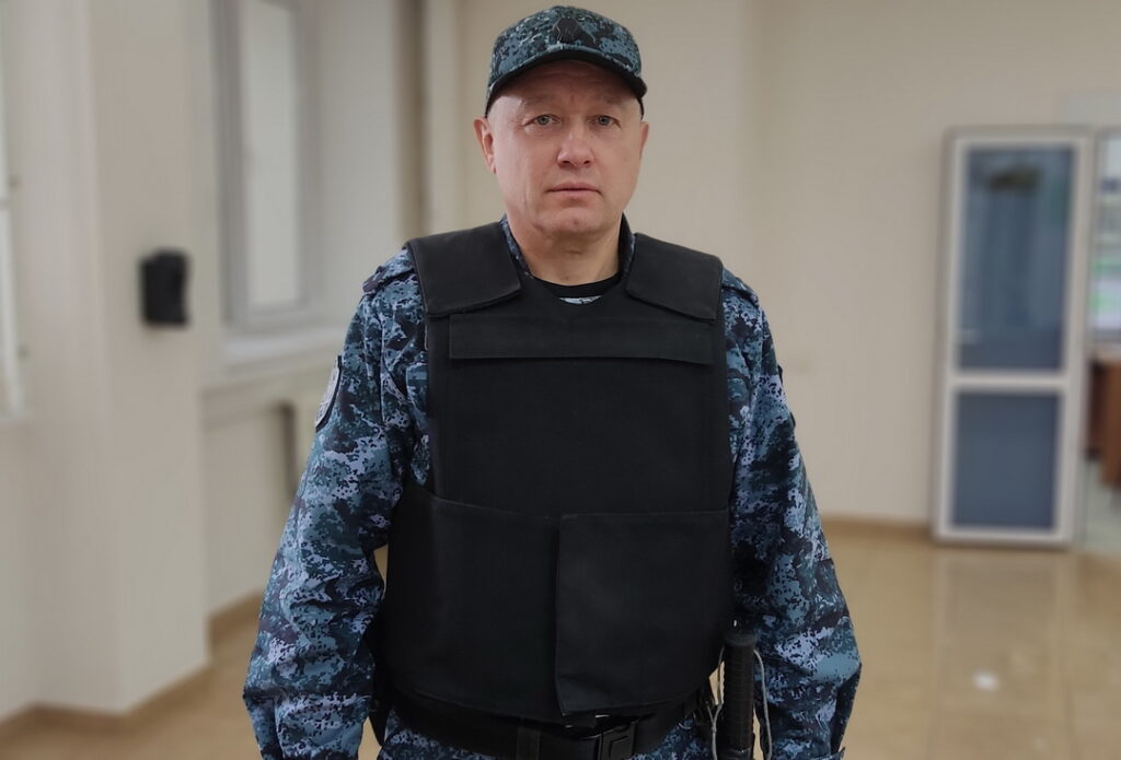 В Новосибирской области пристав вывел пожилую женщину из горящего дома