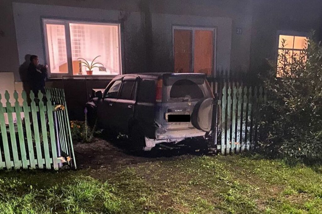 Водитель слетел с дороги, врезался в дом и погиб в поселке под Новосибирском