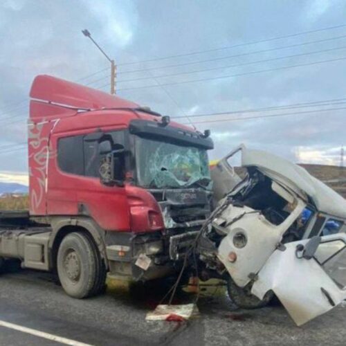 Пять человек погибли в жутком ДТП с участием большегруза и УАЗ на трассе в Сибири