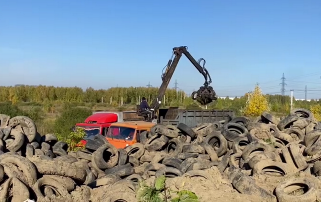 В Новосибирске автодром «Сибирского кольца» очищают от шин