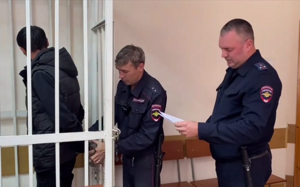 Пять человек избили палкой с гвоздями двух мужчин и женщину в Новосибирске