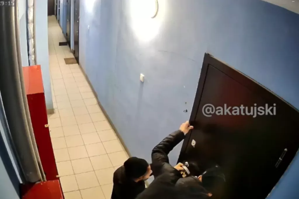 В Новосибирске домушники пытались вскрыть квартиру, но нарвались на ее хозяина — видео