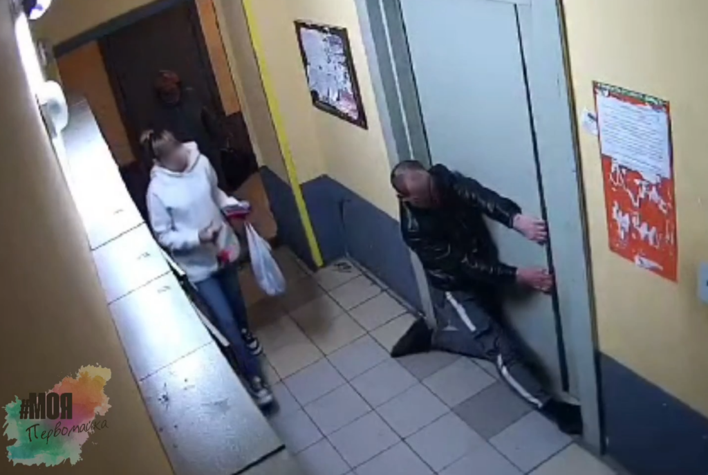 Житель Новосибирска освободил 10 человек из застрявшего лифта