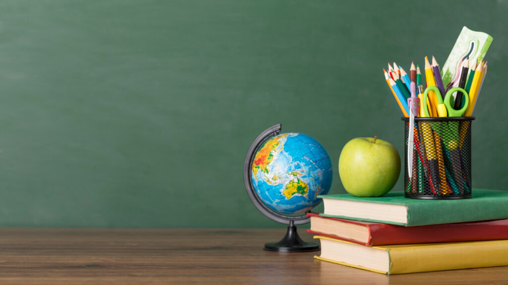 Четверо школьников упали в обморок на линейке в Новосибирской области