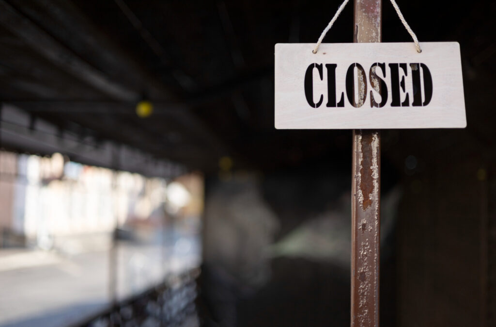 Шесть хостелов с мигрантами-нелегалами закрыли в Хилокском жилмассиве