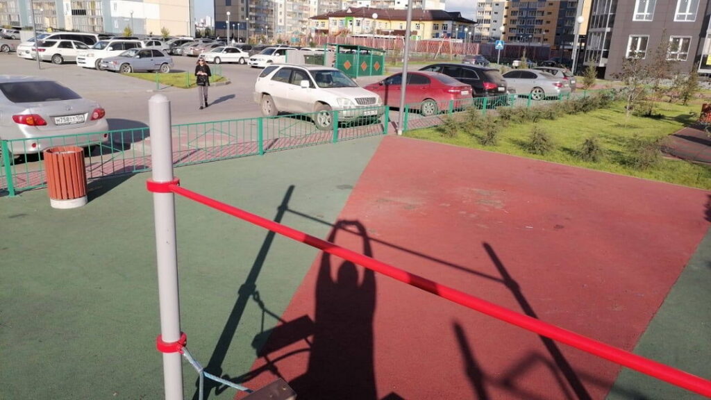 Компенсацию за травму ребенка на детской площадке выплатит УК в Новосибирске