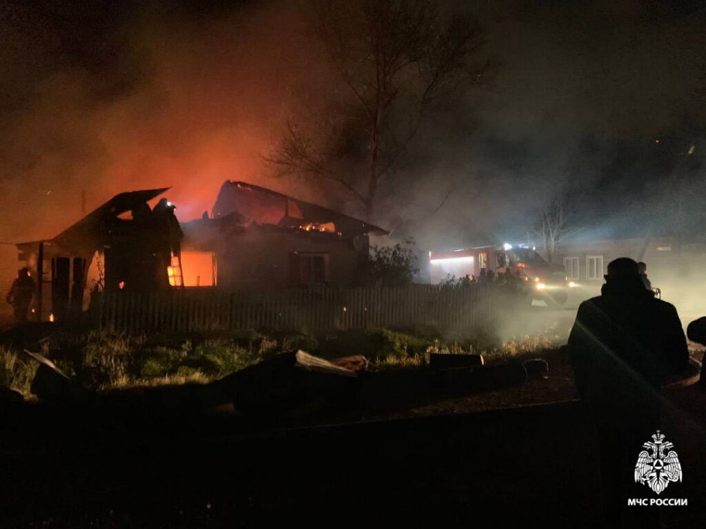 Спасатели вытащили из огня газовые баллоны и предотвратили взрыв в Татарске