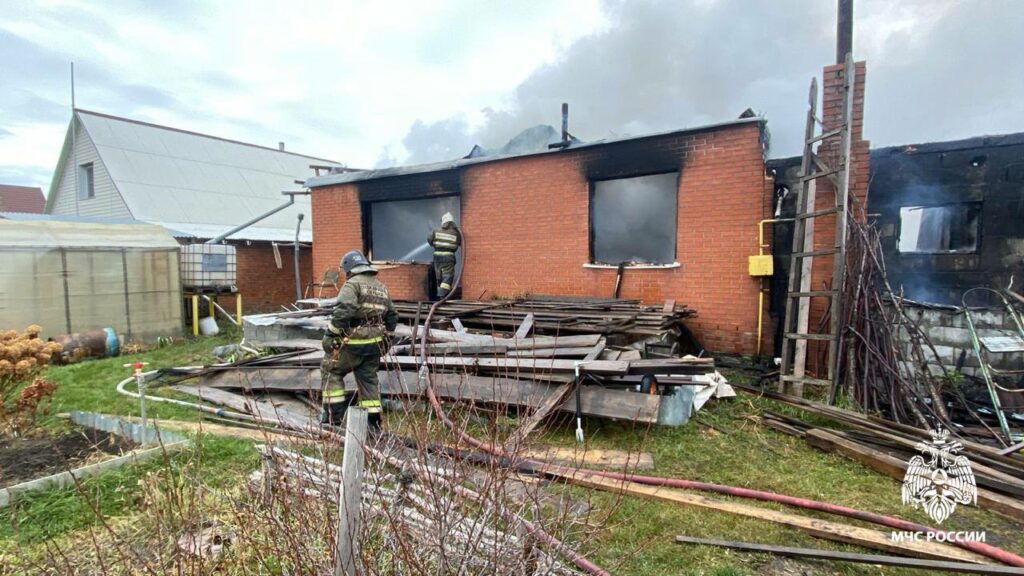 Пожарные потушили огонь, охвативший несколько домов и гаражей под Новосибирском