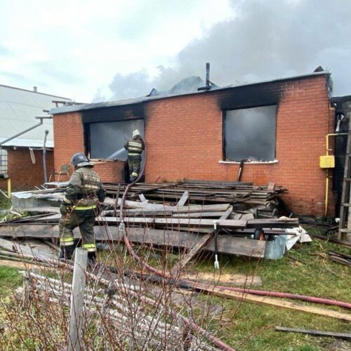 Пожарные потушили огонь, охвативший несколько домов и гаражей под Новосибирском