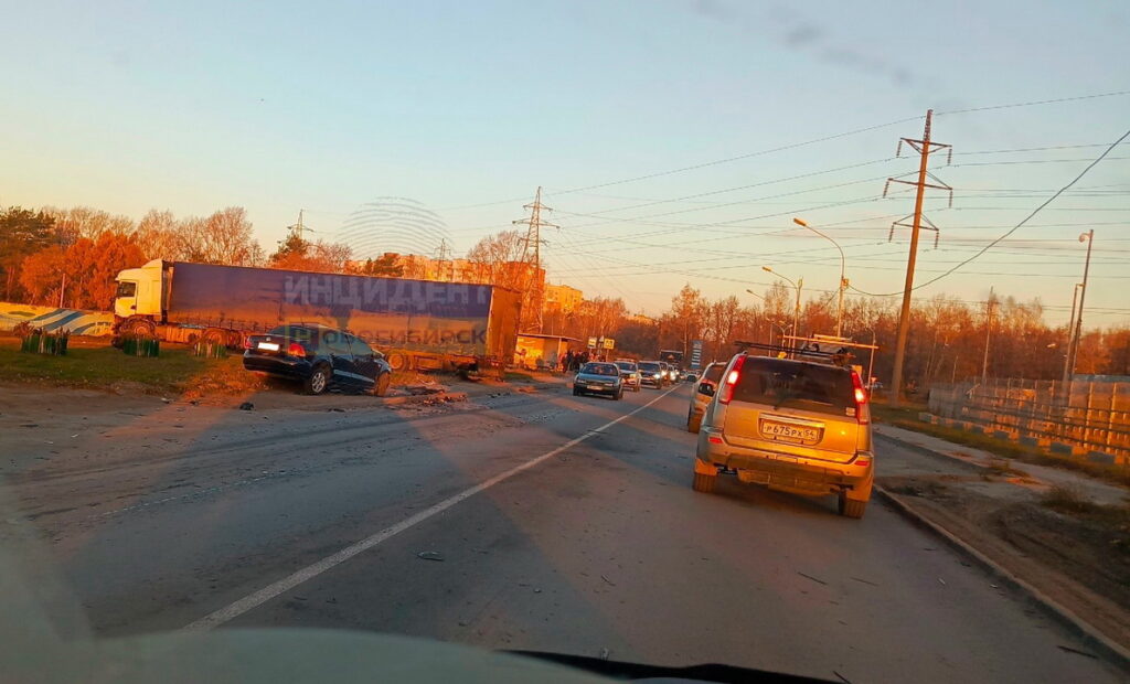 Volkswagen и фура столкнулись на дамбе ГЭС в Новосибирске