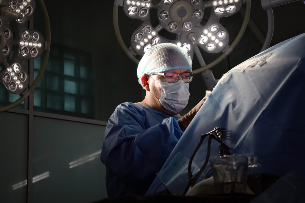 «Было страшно потерять ногу»: врачи Новосибирска удалили опасный осколок из ноги молодого пациента 