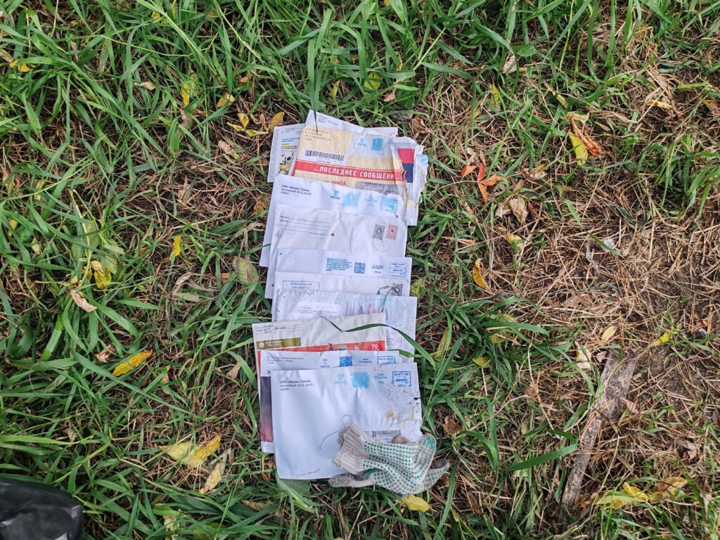 Свалку писем нашли жители Шлюза в Новосибирске