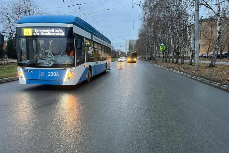 Троллейбус насмерть задавил девушку на «зебре» в Новосибирске