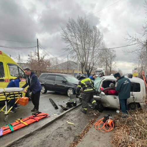 Два человека оказались зажатыми в автомобиле после ДТП в Новосибирске