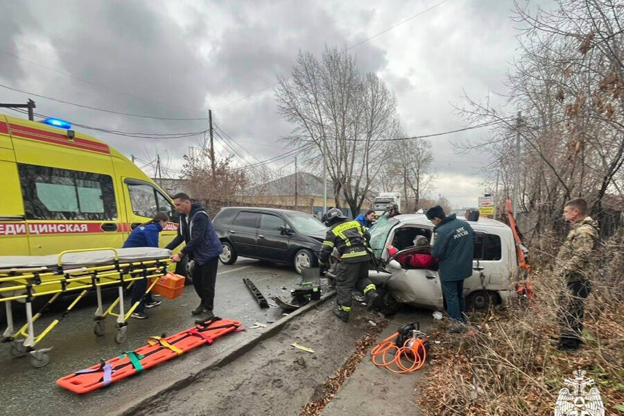 Два человека оказались зажатыми в автомобиле после ДТП в Новосибирске