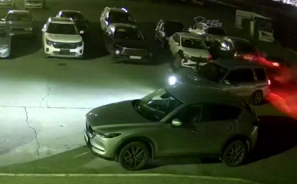 ЧП со стрельбой на улице Титова в Новосибирске попало на видео