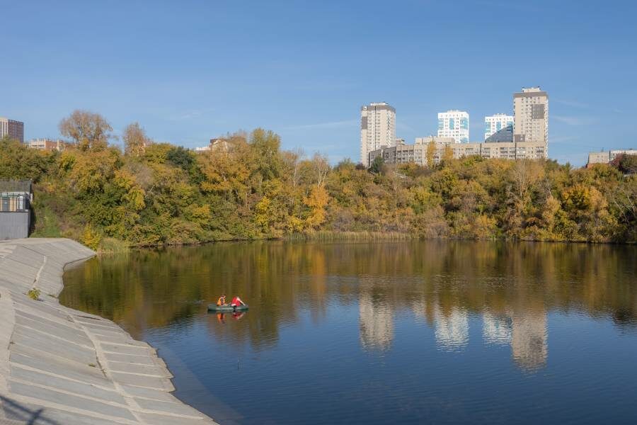 За «Локомотив Ареной» началось благоустройство озера Верховое